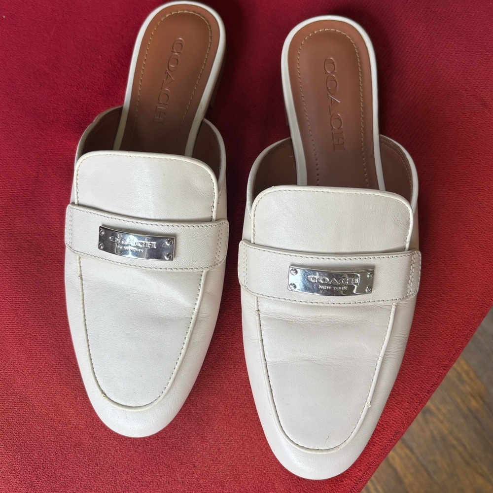 Sienna Slide  Heel: 0.25"
Leather upper - Man-made leather lining & footbed